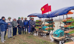 Ở Bắc Giang, nhiều cánh đồng nông dân không phải đi cấy, trên đầu máy bay không người lái phun thuốc, rải hạt vèo vèo