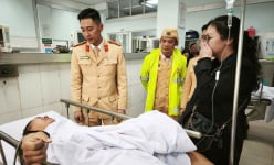Cảnh sát giao thông cứu sống nam thanh niên nhảy cầu tự tử