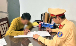 Công an làm việc với tài xế ô tô lạng lách, chặn đầu xe khách giữa quốc lộ
