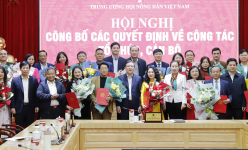 Chủ tịch Trung ương Hội Nông dân Việt Nam Lương Quốc Đoàn trao Quyết định nghỉ hưu cho 24 cán bộ, công chức, viên chức