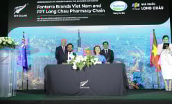 Thủ tướng New Zealand và lãnh đạo TP.HCM chứng kiến lễ ký kết hợp tác chiến lược giữa FPT Long Châu và Anlene