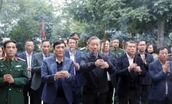 Tổng Bí thư Tô Lâm dâng hương tưởng niệm các Vua Hùng