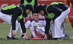 Phạm Xuân Mạnh nhăn nhó vì rời sân trên cáng trong cuộc đối đầu SLNA
