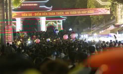 Hàng vạn người chen chúc trong đêm nghe hát quan họ, xem bắn pháo hoa ở lễ hội Lim, Bắc Ninh