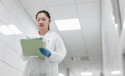 Một trường tuyển dụng người nước ngoài lương gấp đôi ứng viên người Việt