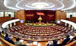 Bộ Chính trị yêu cầu tạm dừng bổ nhiệm, luân chuyển cán bộ cho tới khi hoàn thành sáp nhập tỉnh, bỏ cấp huyện
