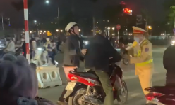 Hải Phòng: Bị kiểm tra nồng độ cồn không chấp hành còn đấm vào mặt Cảnh sát giao thông