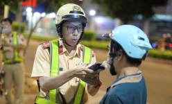 Nghe CSGT đọc mức phạt, nhiều tài xế vi phạm nồng độ cồn bỏ xe máy, rời đi không ký biên bản