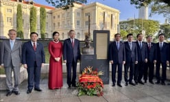 Tổng Bí thư Tô Lâm dâng hoa tưởng niệm Chủ tịch Hồ Chí Minh ở Bảo tàng Văn minh châu Á, Singapore