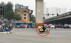 Nhiều người đi xe máy vẫn cố tình vượt đèn đỏ tại ngã tư lắp nhiều camera phạt nguội nhất Hà Nội