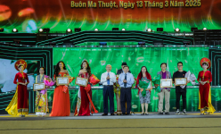 Hoa hậu H'Hen Niê nói gì tại Lễ bế mạc Lễ hội Cà phê Buôn Ma Thuột khiến dân tình tâm phục?