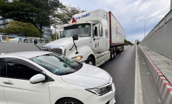 Xe container chuyển làn đâm trúng ô tô 4 chỗ, thiệt hại gần 100 triệu đồng