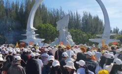 Video: Hàng ngàn người rưng rưng xúc động, dâng hương tưởng niệm 64 liệt sĩ Gạc Ma