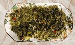 Loại rau rừng tốt um này ở Quảng Bình là rau đặc sản, muối chua mở nắp ra thơm hơn cá thịt