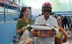 Công an Bình Thuận tặng 400 phần quà cho người khiếm thị, Công an Ninh Thuận ủng hộ 500 triệu đồng cho người nghèo