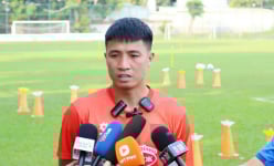 Bùi Tiến Dũng: Ngoại binh V.League 'trên trình' cầu thủ Campuchia nhập tịch
