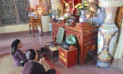 Nữ thi sỹ đầu tiên của Việt Nam là ai, bà là con nuôi của đại thi hào nào của nước ta?