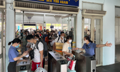 Nhiều người tại TP.HCM săn vé tàu sớm dịp lễ 30/4