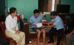 Tặng kinh phí sửa nhà, sổ tiết kiệm cho nông dân TP.HCM có hoàn cảnh khó khăn