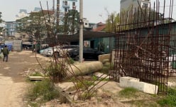 Hà Nội: Tuyến đường hơn 200 tỷ thi công chục năm chưa xong hóa... bãi trông giữ xe