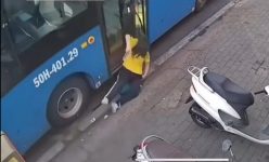 Đình chỉ công việc tài xế xe buýt đóng cửa bất cẩn, kéo nữ sinh ngã xuống đường