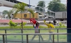 Bảo vệ ga metro cầm ghế nhựa đánh nhau với tài xế xe công nghệ