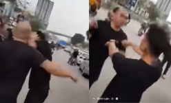Công an thông tin vụ “người đàn ông đội mũ cối chặn cổng Bệnh viện Bạch Mai, hành hung người khác”