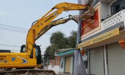 Dùng 2 máy xúc chống đỡ ngôi nhà 'siêu mỏng' bị nghiêng ngả tại công trường đường Vành đai 3 TP. HCM