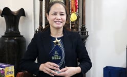 Thứ hoa bé tí, hễ nở là cản chả kịp, hái làm bài thuốc quý, nữ tỷ phú Hưng Yên thu 2 tỷ/năm