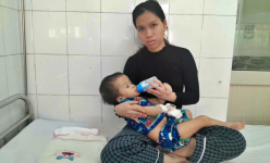Vợ chồng nghèo cầu xin cứu con gái bị não úng thủy