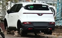 Ô tô vừa mua bị tháo trộm 4 bánh xe sau một đêm đậu trên vỉa hè