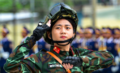 Nữ chiến sĩ 'đội nắng' luyện tập trên thao trường trong lễ hợp luyện diễu binh 30/4