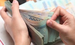 Tiền lương của cán bộ, công chức cấp huyện, xã khi sáp nhập được bảo lưu thế nào?