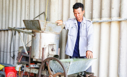 Một ông nông dân Quảng Trị sáng chế máy xay ép đa năng, cả làng phục lăn