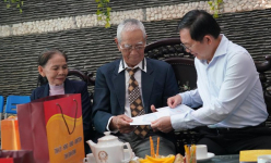 Bí thư Bình Định thăm thương binh của một gia đình có 16 liệt sĩ, 5 bà mẹ Việt Nam anh hùng