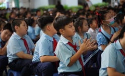 Phụ huynh nhận tiền miễn học phí qua chuyển khoản