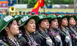 Ảnh ấn tượng tuần: Xếp hình xe tăng tiến vào Dinh Độc Lập và nữ chiến sĩ 'đội nắng' luyện tập trên thao trường
