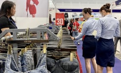 Quần áo, túi xách, đồ dùng xuất khẩu Âu - Mỹ siêu giảm giá đang chờ người dân TP.HCM mua sắm