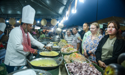 Du khách nước ngoài thích thú trải nghiệm ẩm thực Việt tại buổi khai mạc Lễ hội Đà Nẵng Food Tour 2025