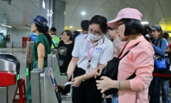 Cấp thẻ căn cước, tài khoản định danh điện tử lưu động tại ga Metro số 1
