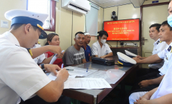 Khánh Hòa: Bộ Tư lệnh vùng 4 Hải quân bàn giao ngư dân gặp nạn trên tàu cá cho gia đình