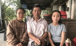 Ông nội 76 tuổi gồng gánh nuôi 2 cháu mồ côi ăn học