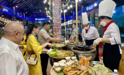 Hàng nghìn người đang đổ về lễ hội ẩm thực 600 món ngon ở TP.HCM, đông đến mức tắc đường