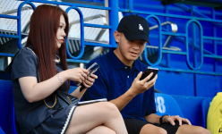 Tiền đạo Bùi Vĩ Hào chống nạng tới xem B.Bình Dương thi đấu