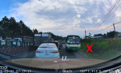 Xử lý tài xế xe buýt ngang nhiên chạy xe ngược chiều trên quốc lộ, phụ xe bám trên cửa yêu cầu nhường đường