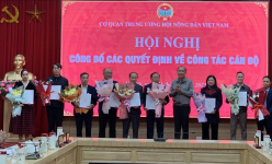 Trung ương Hội Nông dân Việt Nam trao quyết định nghỉ hưu, nghỉ thôi việc cho 9 đồng chí