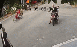 Clip NÓNG 24h: Tài xế ô tô hành hung người đi xe máy giữa đường tại Bình Dương