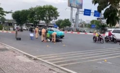 Va chạm giữa xe máy và xe bồn, 2 người nguy kịch ở Thủ Đức