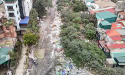Cận cảnh con đường nghìn tỷ ở Hà Nội ngổn ngang, tràn ngập rác thải trước ngày tái khởi động thi công