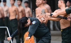 Xem nữ chiến sĩ cảnh sát đặc nhiệm 'mình đồng da sắt', kề đao vào cổ kéo ôtô 